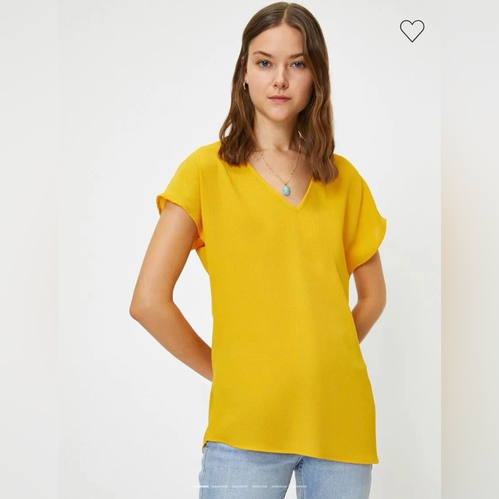 HP! ✨ Yellow V-Neck Women's Top NWOT